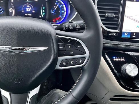 Used 2024 Chrysler Pacifica Select image 26