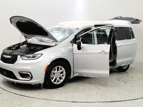 Used 2024 Chrysler Pacifica Touring-L image 10