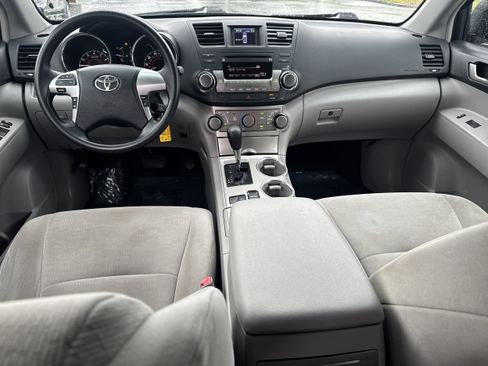 Used 2012 Toyota Highlander FWD w/ Tech Pkg image 14