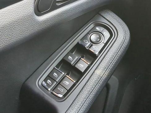 Used 2018 Porsche Macan Base image 30