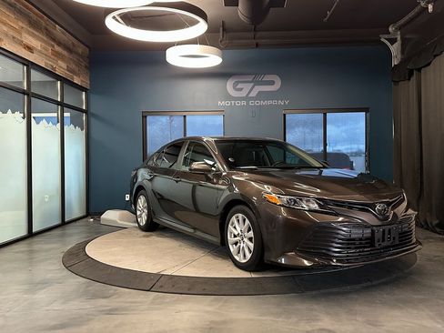 Used 2018 Toyota Camry LE image 1