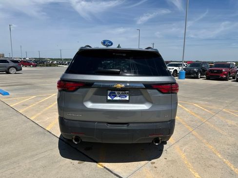 Used 2023 Chevrolet Traverse LT FWD image 6