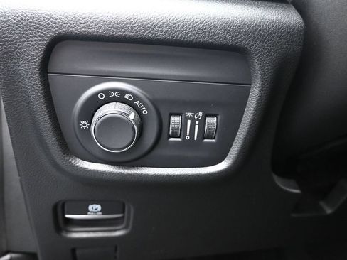 Used 2023 Jeep Grand Cherokee L Laredo RWD image 12