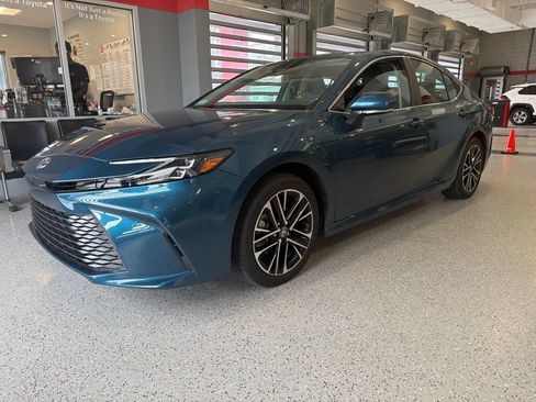 Used 2026 Toyota Camry XLE AWD/4WD image 2