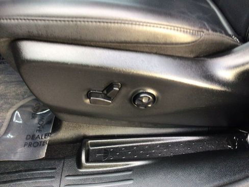 Used 2025 Chrysler Pacifica Select FWD image 19