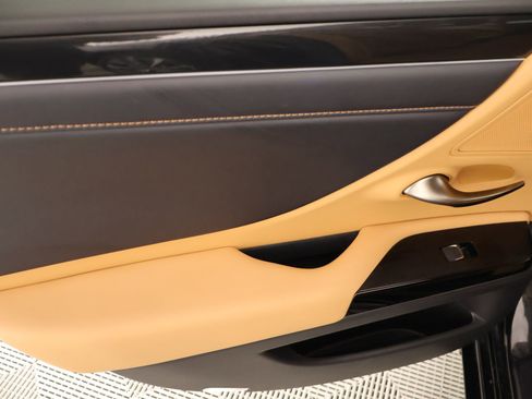 Used 2024 Lexus ES 350 w/ Accessory Package (Z2) image 16