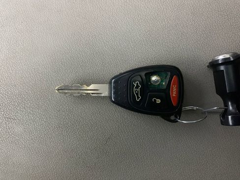 Used 2006 Chrysler 300 C w/ Protection Group II image 13