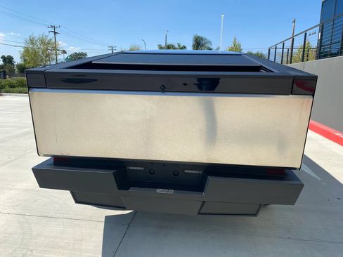 Used 2024 Tesla Cybertruck AWD Crew Cab image 4