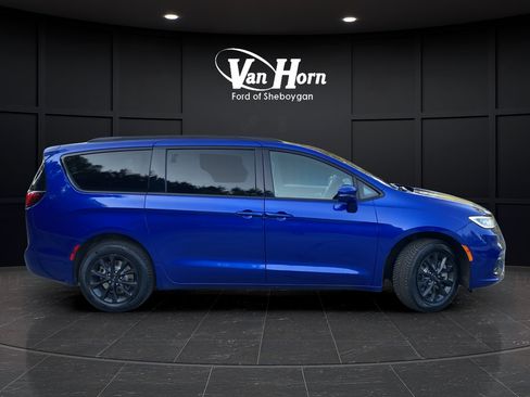 Used 2021 Chrysler Pacifica Touring-L w/ Uconnect Theater Family Group AWD/4WD image 8
