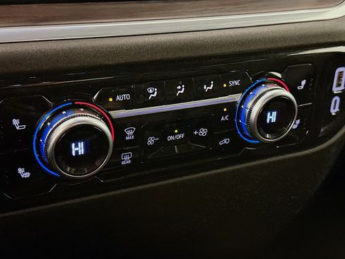 Used 2024 GMC Sierra 1500 SLT image 24