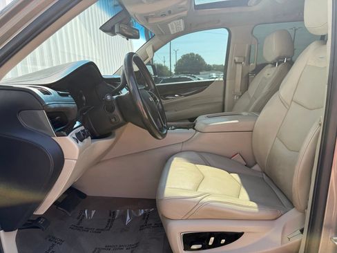Used 2019 Cadillac Escalade Luxury AWD/4WD image 18