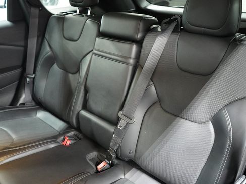 Used 2019 Jeep Cherokee Limited w/ Technology Group FWD image 16