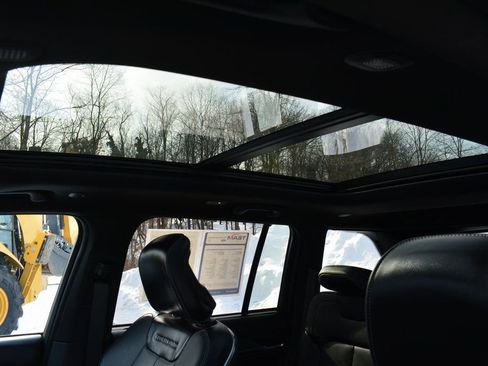 Used 2024 Jeep Grand Cherokee Overland w/ Advanced Protech Group III image 10