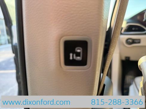 Used 2020 Chrysler Pacifica Limited image 26