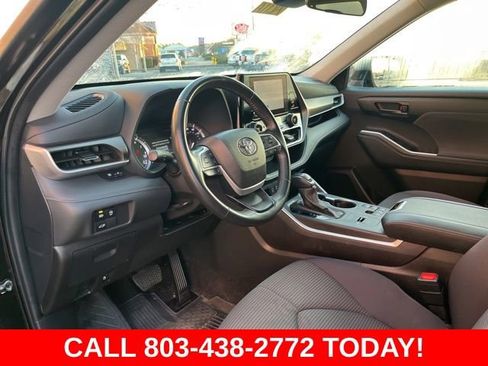 Used 2024 Toyota Highlander LE FWD image 6
