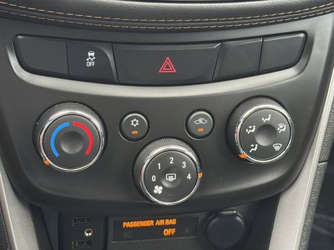 Used 2022 Chevrolet Trax LT w/ LT Convenience Package FWD image 22