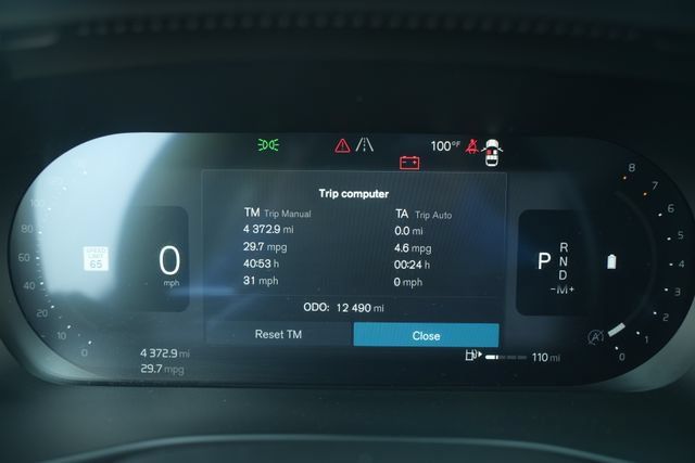 Used 2025 Volvo XC40 B5 Plus AWD/4WD image 32