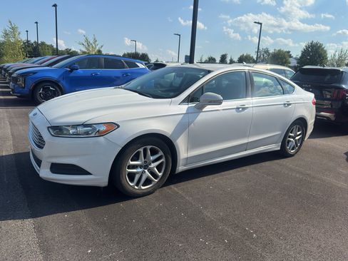 Used 2016 Ford Fusion SE FWD image 3