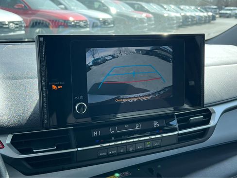 Used 2025 Toyota Sienna LE image 34