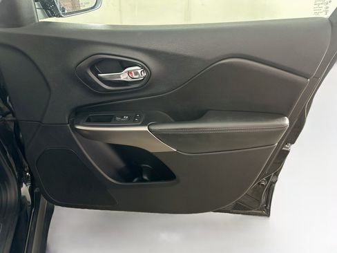 Used 2019 Jeep Cherokee Limited AWD/4WD image 31