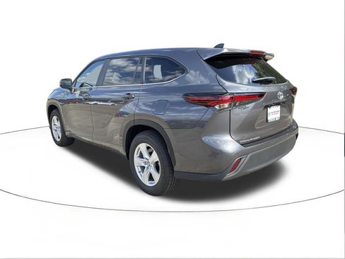 Used 2025 Toyota Highlander LE FWD image 5