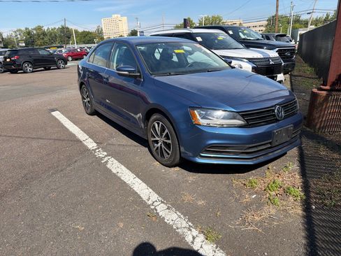 Used 2017 Volkswagen Jetta SE FWD image 1