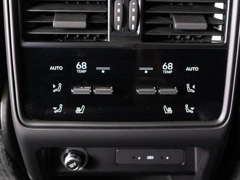 Certified 2025 Porsche Cayenne AWD/4WD image 36