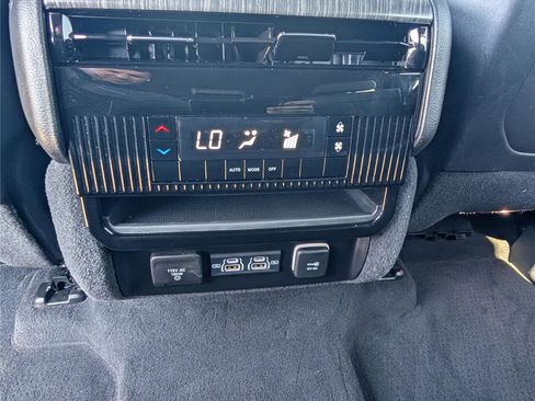 Used 2024 Jeep Wagoneer L Series II w/ Flexible Seating Group image 19