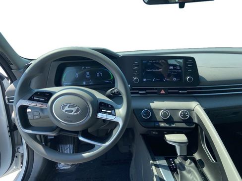 Certified 2025 Hyundai Elantra SE FWD image 5