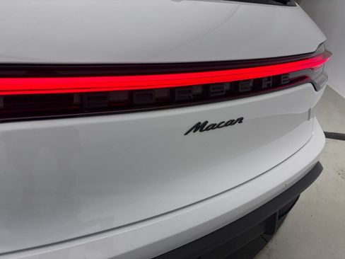 Certified 2023 Porsche Macan AWD/4WD image 11