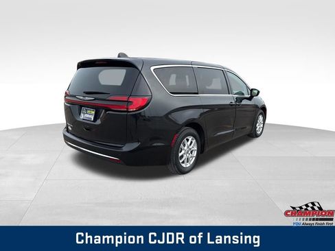 Used 2024 Chrysler Pacifica Touring-L FWD image 6