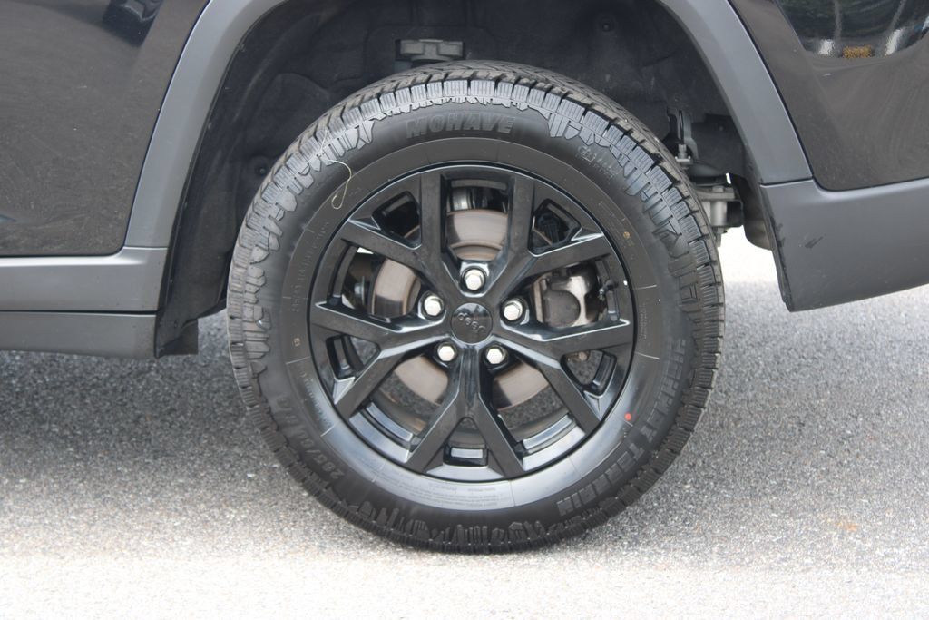 Used 2024 Jeep Grand Cherokee Altitude AWD/4WD image 17