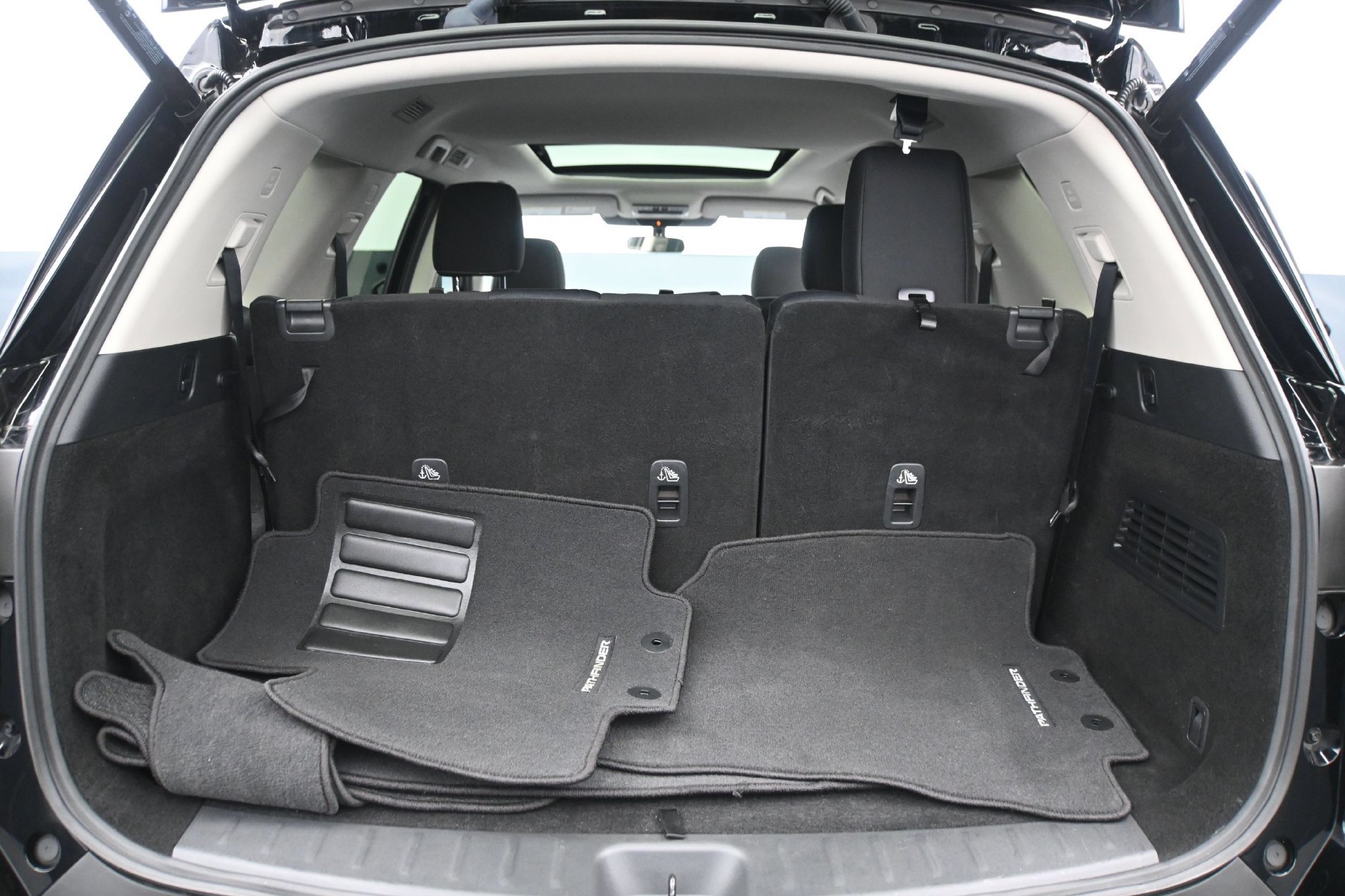 Used 2025 Nissan Pathfinder SV w/ SV Premium Package AWD/4WD image 16