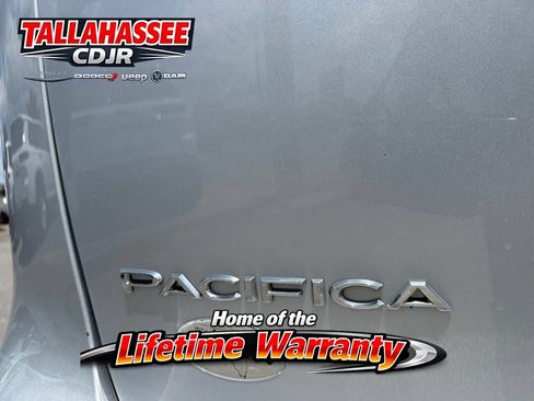 Used 2023 Chrysler Pacifica Touring-L FWD image 5