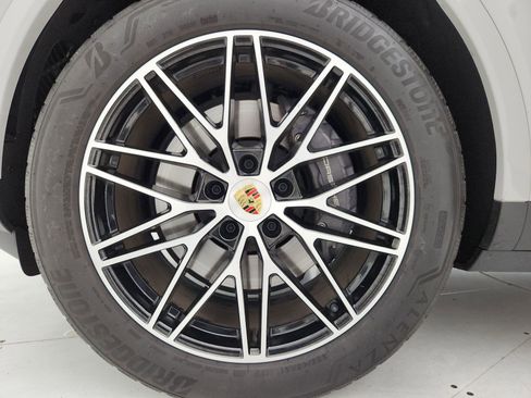 Used 2024 Porsche Cayenne AWD/4WD image 15