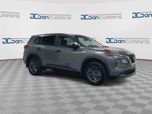 Used 2023 Nissan Rogue S image 2