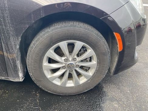 Used 2017 Chrysler Pacifica Touring-L image 5