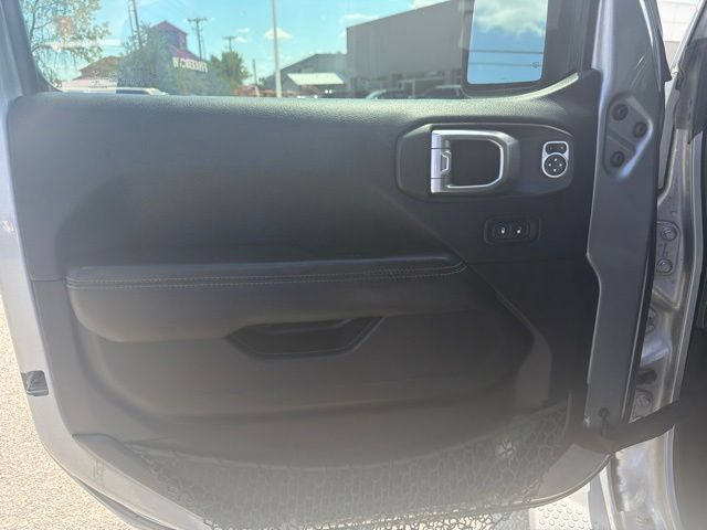 Used 2018 Jeep Wrangler Unlimited Sahara AWD/4WD image 22