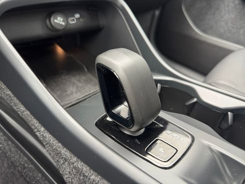 Certified 2025 Volvo XC40 B5 Core AWD/4WD image 17