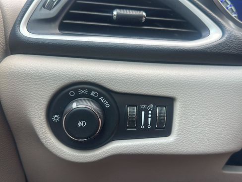 Used 2024 Chrysler Pacifica Touring-L FWD image 24