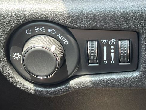 New 2027 Chrysler Pacifica Select FWD image 16