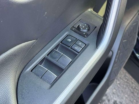 Used 2022 Toyota RAV4 SE image 16