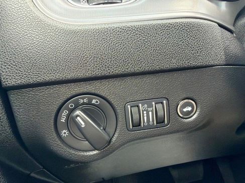 Used 2023 Dodge Charger SXT RWD image 28