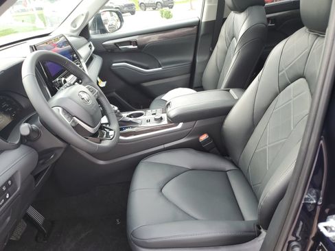 New 2026 Toyota Highlander Platinum AWD/4WD image 17
