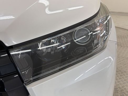 Used 2019 Toyota Highlander SE FWD image 11