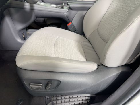 Used 2024 Toyota Sienna LE image 11