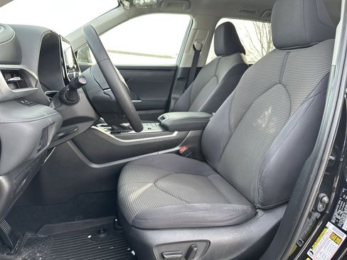 Used 2021 Toyota Highlander LE image 16