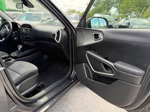 Used 2025 Kia Soul LX w/ LX Technology Package FWD image 14