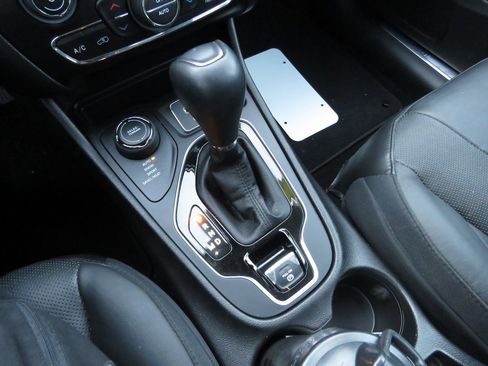 Used 2020 Jeep Cherokee Limited image 23