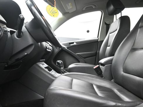 Used 2017 Volkswagen Tiguan S image 13